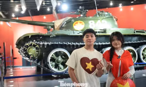 ​Giới trẻ xếp hàng check-in cùng ‘Bảo vật Quốc gia’ 843 và MiG-21