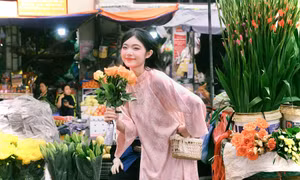 Nàng thơ Hậu Cần và chuyến tàu thời gian tại Chợ Đồng Xuân ngày cuối năm