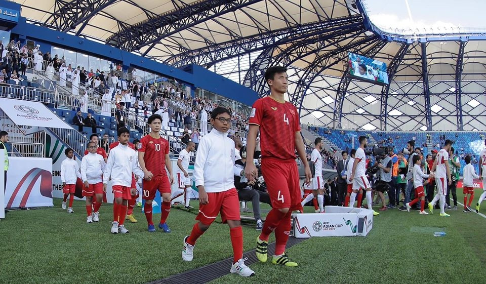 Trung vệ Bùi Tiến Dũng "sơ vin" cực nghiêm túc khi ra sân.