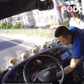 NÓNG 4/8: Tài xế ô tô con lao lên xe khách rút chìa khóa rồi bỏ đi, mặc kệ 40 hành khách bên trong
