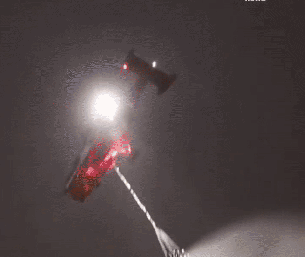 Hình ảnh chiếc trực thăng thả nước xuống đám cháy lớn Hình ảnh chiếc trực thăng thả nước xuống đám cháy lớn