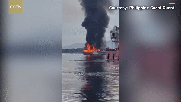 Chiếc phà bốc cháy dữ dội Chiếc phà bốc cháy dữ dội