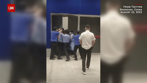 Cảnh xô đẩy tháo chạy khỏi trung tâm mua sắm của Ikea ở Thượng Hải ngày 13/8