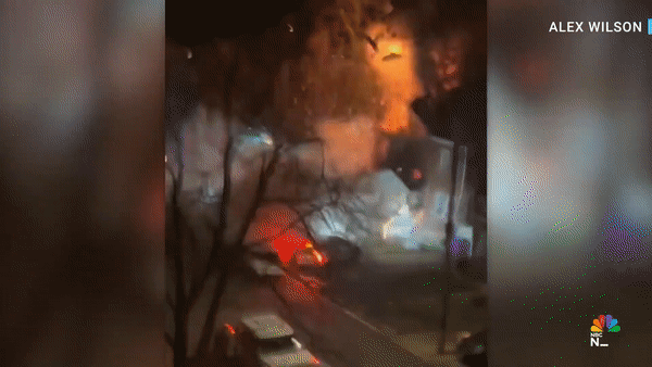 Ngôi nhà nổ tung và cháy như pháo hoa. (Ảnh: CBC News) Ngôi nhà nổ tung và cháy như pháo hoa. (Ảnh: CBC News)