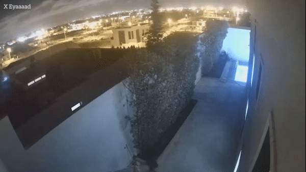 Chùm sáng xanh loé lên trên trời trước trận động đất lớn ở Ma-rốc Chùm sáng xanh loé lên trên trời trước trận động đất lớn ở Ma-rốc