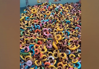 Cảnh tượng nêm kín người trong một công viên nước ở miền Bắc Trung Quốc