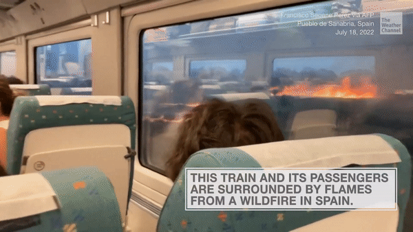 Các hành khách lo lắng khi thấy lửa bao vây Các hành khách lo lắng khi thấy lửa bao vây