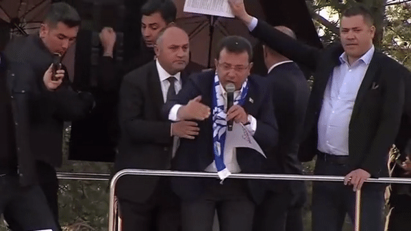 Hình ảnh nhóm vận động của Thị trường Istanbul bị ném đá.