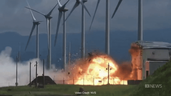 Khoảnh khắc động cơ tên lửa nổ tung. (Ảnh từ video) Khoảnh khắc động cơ tên lửa nổ tung. (Ảnh từ video)