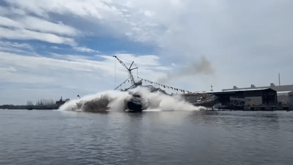 Khoảnh khắc tàu chiến Mỹ va chạm với tàu lai dắt trong lễ hạ thuỷ