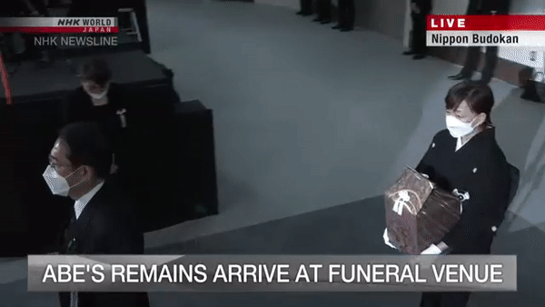 Phu nhân cố Thủ tướng Abe Shinzo đưa bình đựng tro cốt vào trong nhà thi đấu Nippon Budokan, nơi diễn ra Quốc tang Phu nhân cố Thủ tướng Abe Shinzo đưa bình đựng tro cốt vào trong nhà thi đấu Nippon Budokan, nơi diễn ra Quốc tang