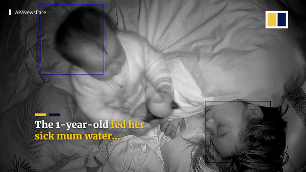 Em bé cho người mẹ đang sốt cao uống nước