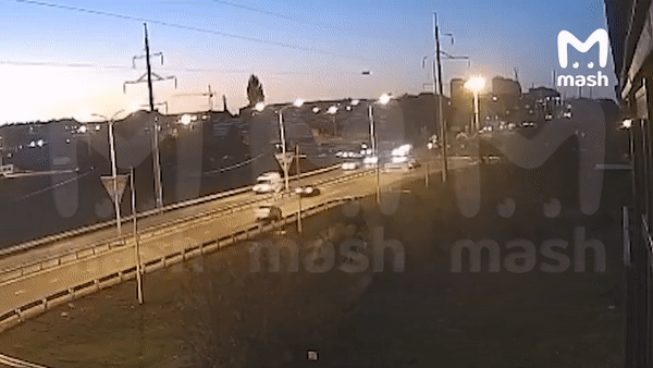 Hình ảnh vụ tai nạn do một camera an ninh ghi lại Hình ảnh vụ tai nạn do một camera an ninh ghi lại