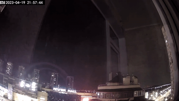 Hình ảnh quả cầu sáng rực rơi xuống Kiev ngày 19/4. (Ảnh: Reuters) Hình ảnh quả cầu sáng rực rơi xuống Kiev ngày 19/4. (Ảnh: Reuters)