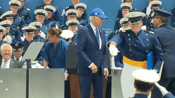 Khoảnh khắc ông Biden ngã nhào trong lễ trao bằng tốt nghiệp. Khoảnh khắc ông Biden ngã nhào trong lễ trao bằng tốt nghiệp.