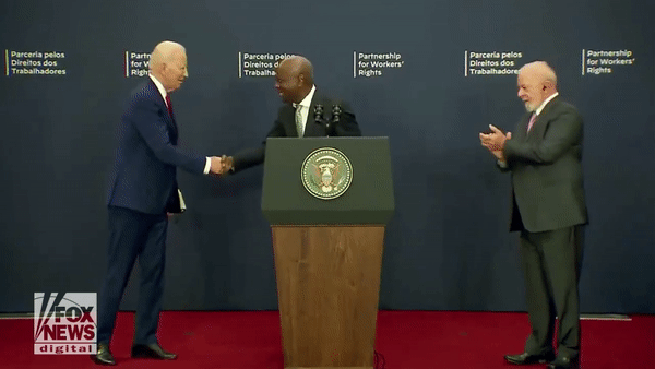 Khoảnh khắc nhà lãnh đạo Mỹ quên bắt tay Tổng thống Brazil Lula.