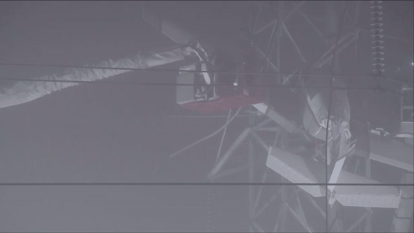 Giây phút đội giải cứu đưa 2 người xuống mặt đất Giây phút đội giải cứu đưa 2 người xuống mặt đất