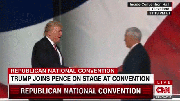 Thực ra, qua những hành động của Tổng thống Trump trước đây, còn có thể thấy rằng ông rất quý "phó tướng" Pence. Ảnh: CNN. Những người ủng hộ Tổng thống Trump làm “điều khó tin“: Nhắm vào Phó Tổng thống Mike Pence ảnh 2