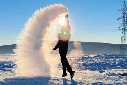 Ai tới đây cũng không thể bỏ qua trải nghiệm hắt nước sôi lên không trung để chiêm ngưỡng chúng hóa tuyết trong giây lát