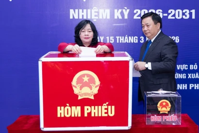 Chủ tịch Ủy ban Trung ương MTTQ Việt Nam Bùi Thị Minh Hoài bỏ phiếu bầu cử tại Hà Nội