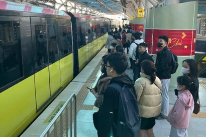 Xăng tăng giá liên tục, người Hà Nội bỏ xe cá nhân, ùn ùn đi tàu điện