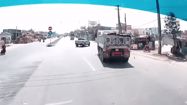 Tiền Giang: Xe giường nằm va chạm xe với tải rồi lật ngang, 5 người bị thương ảnh 4