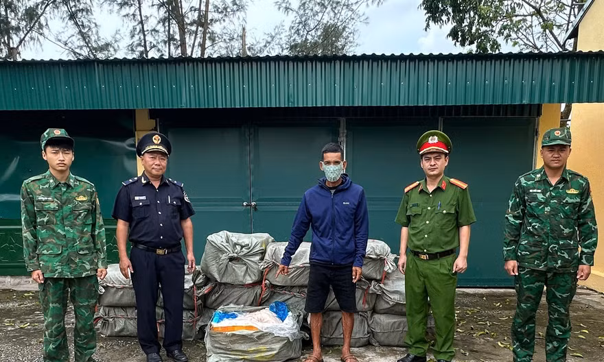 Dùng bè mảng vận chuyển 800kg nầm lợn đông lạnh 