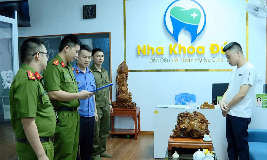 Cơ quan tố tụng đọc lệnh bắt đối với bác sĩ giả Hoàng Trọng Nguyên. Ảnh: Công an Lạng Sơn.