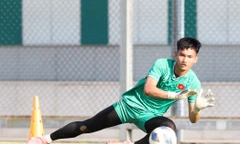 Thủ môn Phạm Đình Hải được HLV Kim Sang Sik 'chọn mặt gửi vàng' là ai?