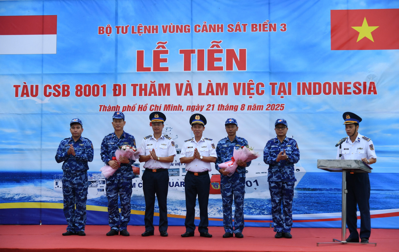 thu-truong-btl-vung-csb-3-tang-hoa-cho-dia-dien-doan-cong-tac-truoc-khi-len-duong-thuc-hien-nhiem-vu-tai-indonesia.jpg