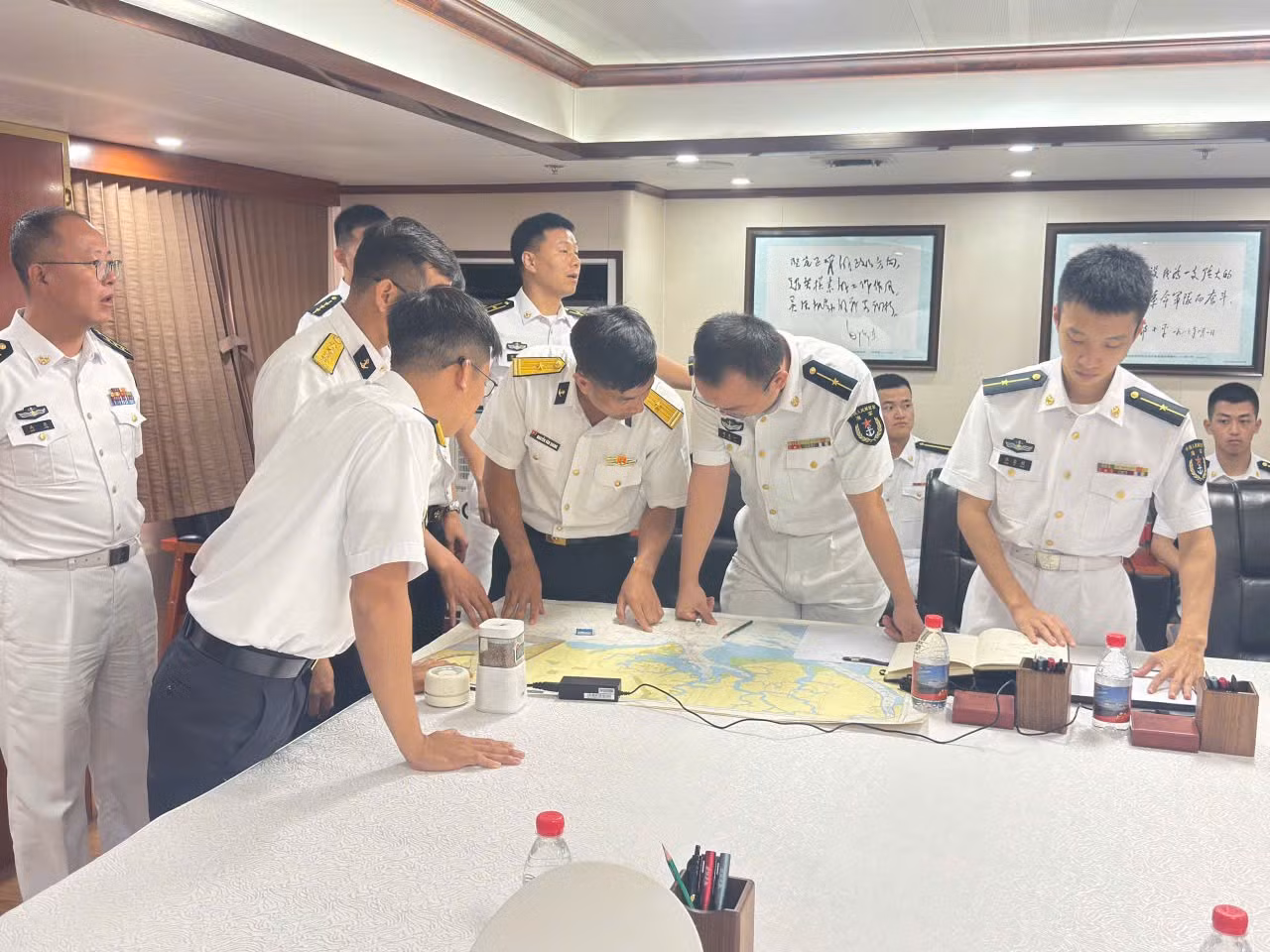 10-trao-doi-thong-nhat-giua-nhom-si-quan-hai-quan-2-nuoc.jpg