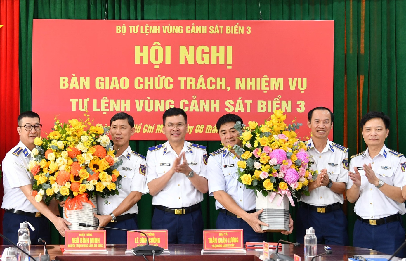 dong-chi-tu-lenh-canh-sat-bien-viet-nam-chuc-mung-thieu-tuong-ngo-binh-minh-va-dai-ta-tram-xuan-luong.jpg