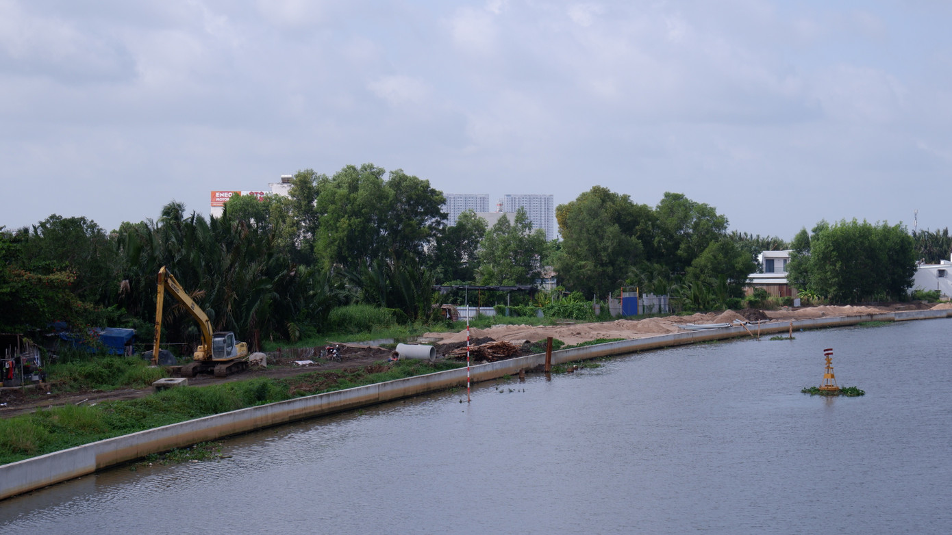 Một đoạn kênh gần khu vực cầu Nước Lên (đoạn quận Bình Tân cũ) đang được thi công. tham-luong-5.jpg
