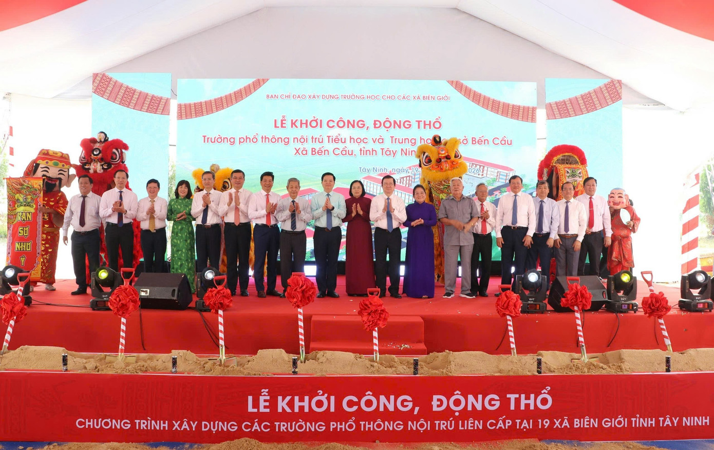 Các đại biểu tham dự lễ khởi công, động thổ dự án trường nội trú liên cấp phục vụ học sinh vùng biên tỉnh Tây Ninh. Ảnh: Tường Minh