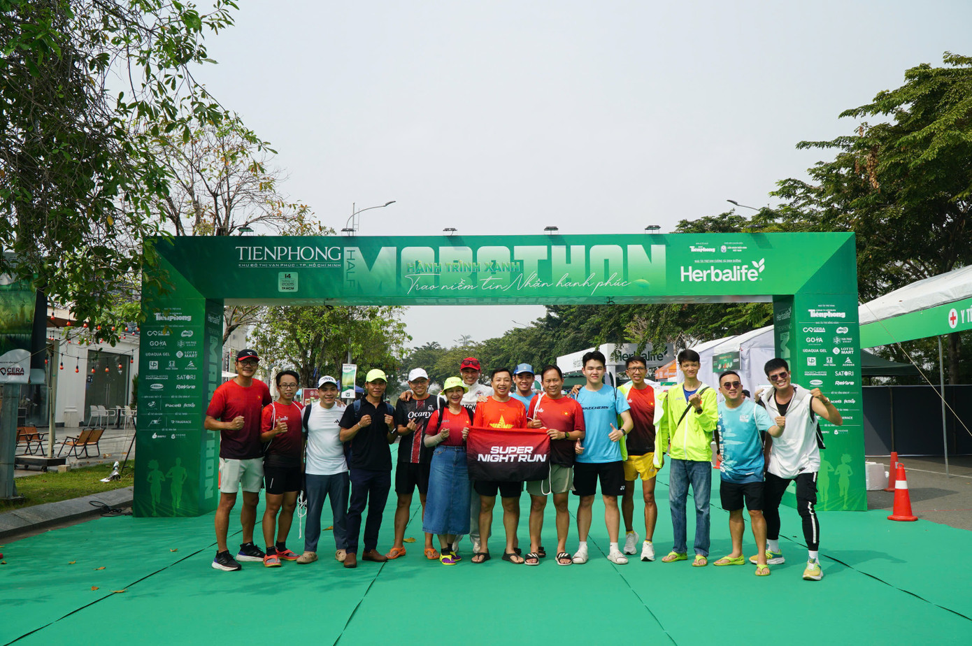 Členové vytrvalostní komunity Super Night Run se fotí na místě závodu. Foto: Anh Nhàn. nhom.jpg