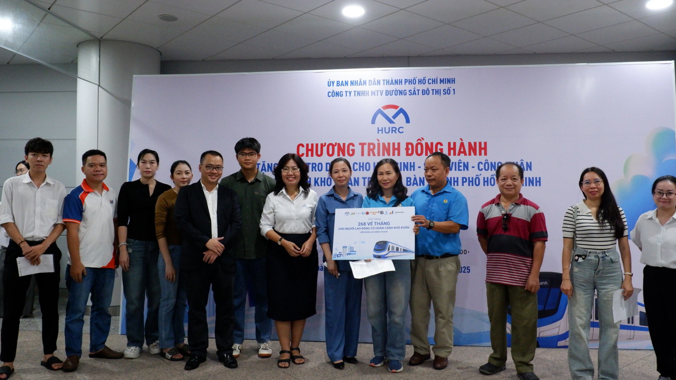 Đại diện Công ty TNHH MTV Đường sắt đô thị số 1 TPHCM và nhà tài trợ tặng vé tháng cho công nhân, người lao động có hoàn cảnh khó khăn tại TPHCM. Ảnh: Hữu Huy tang-ve.jpg