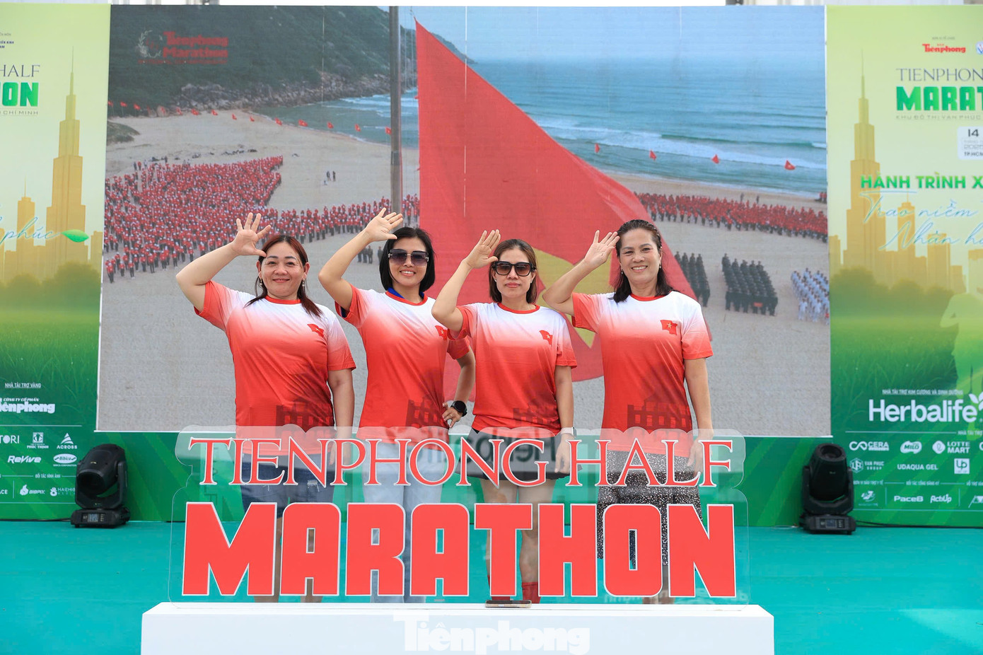 Běžci jsou nadšení před zahájením půlmaratonu Tien Phong. tp-nhom-6.jpg