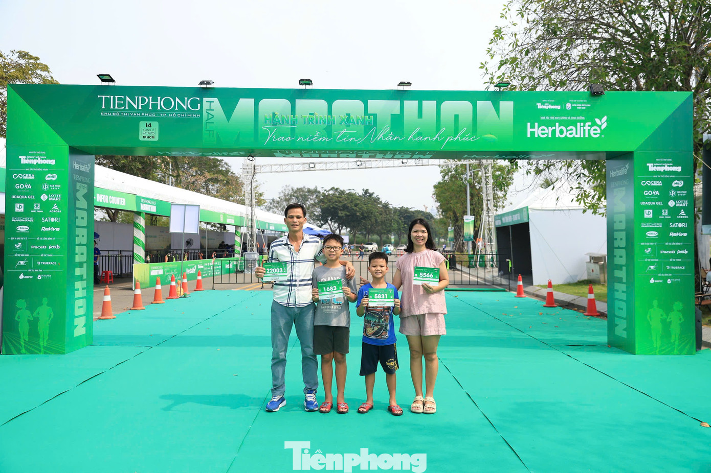 Rodina Nguyen Trong Duca se s nadšením připravuje na zahájení půlmaratonu Tien Phong. Foto: Phat Nguyen. tp-nhom-2.jpg