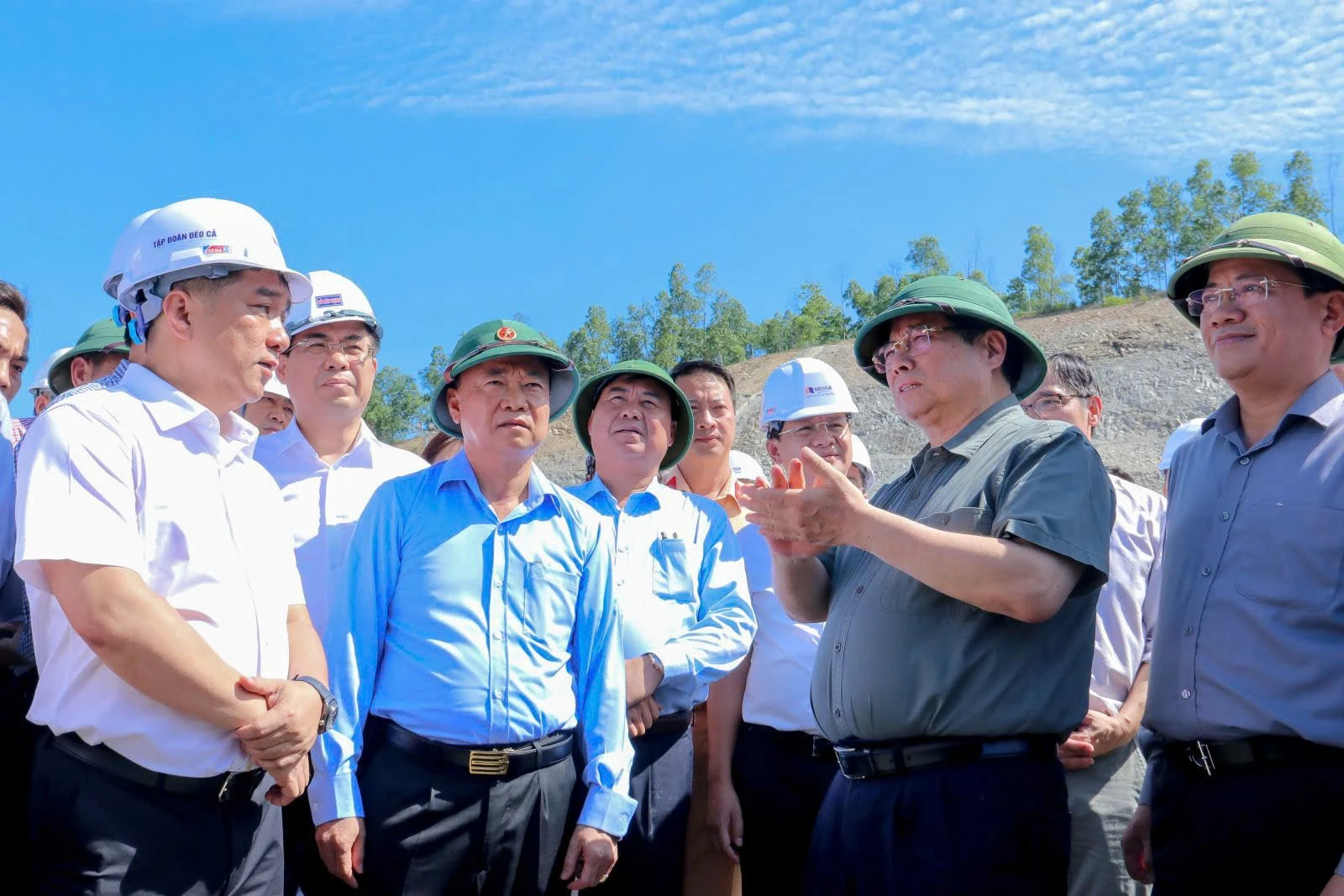 Thủ tướng Phạm Minh Chính thị sát cao tốc Quảng Ngãi - Hoài Nhơn, đôn đốc tiến độ hoàn thành trước tháng 9/2026