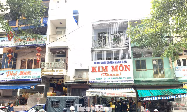 Công an xuất hiện tại tiệm vàng Kim Môn nổi tiếng tại Đắk Lắk