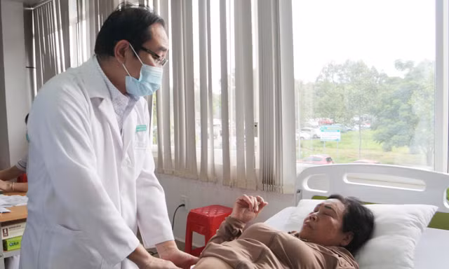 Vụ lập khống hàng trăm hồ sơ tán sỏi thận: Người bệnh nói gì?