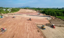 Một số đoạn đang thi công đắp nền đường gặp nhiều khó khăn do thời tiết mưa nhiều trong tháng 5 vừa qua