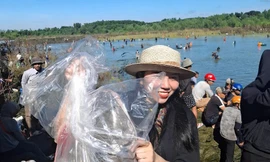 Hàng trăm người ào xuống chân đập thủy điện đánh bắt cá ngay khi ngưng xả tràn