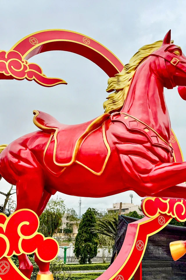 Linh vật Bính Ngọ trên tuyến đường tấp nập nhất Lạng Sơn