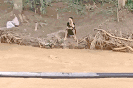 Sạt lở cô lập 7.000 dân, người phụ nữ mắc kẹt bên sông suốt 2 ngày