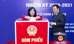 Chủ tịch Ủy ban Trung ương MTTQ Việt Nam Bùi Thị Minh Hoài bỏ phiếu bầu cử tại Hà Nội