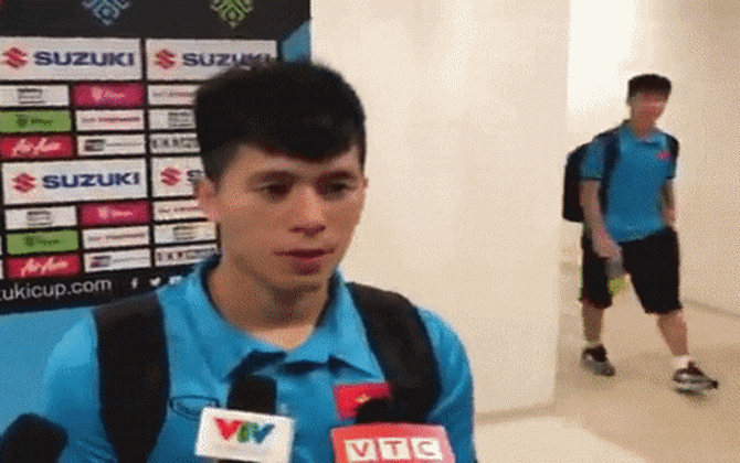 Đang trả lời phỏng vấn, Đình Trọng bị Duy Mạnh "lợi dụng" vuốt má khiến fan "tan chảy"