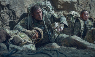 Bom tấn hành động War Machine mở đầu rất cuốn, nhưng dần trở nên tầm thường