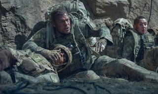 Bom tấn hành động War Machine mở đầu rất cuốn, nhưng dần trở nên tầm thường