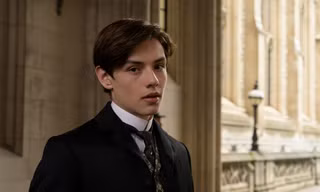 “Tử tước” Louis Partridge gây bất ngờ với hình tượng trái ngược “Enola Holmes”